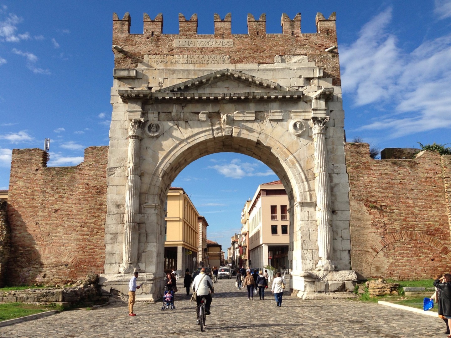 Надстроенная в поздние эпохи триумфальная арка Октавиана Августа