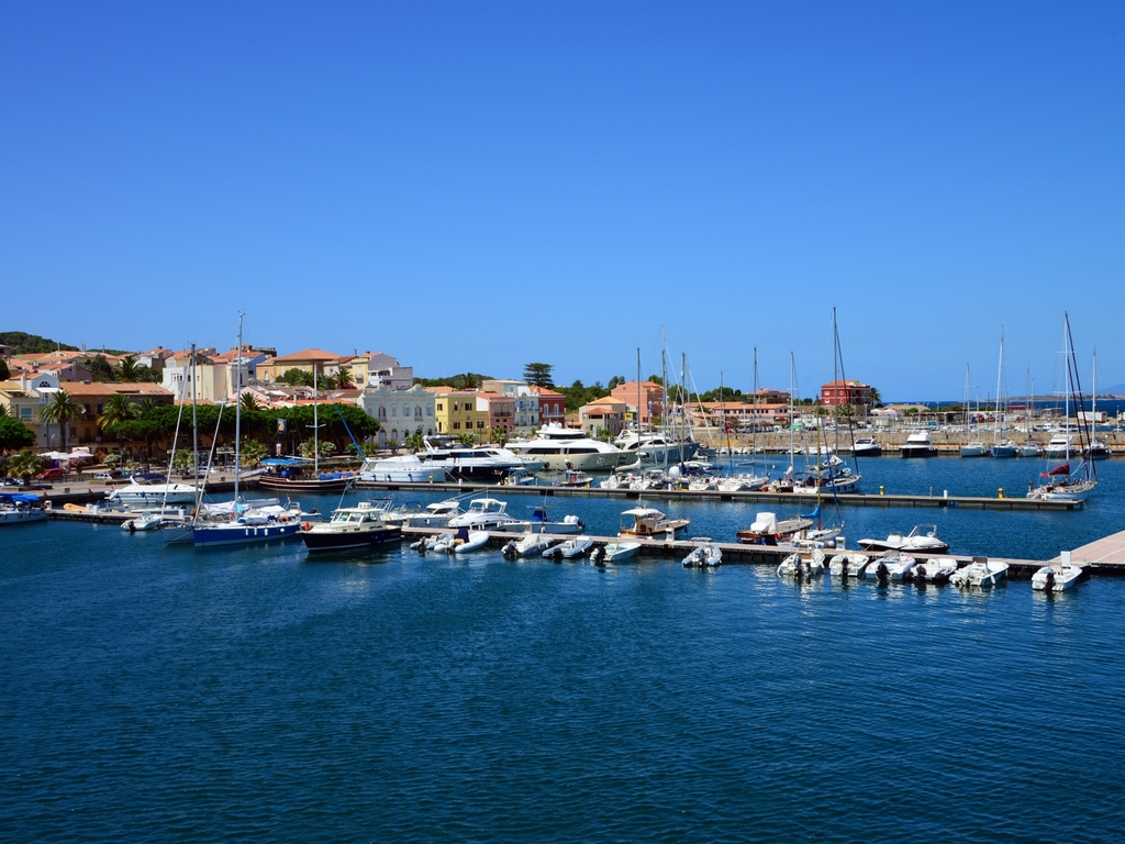 Уютный Карлофорте с маленьким портом и синей водой