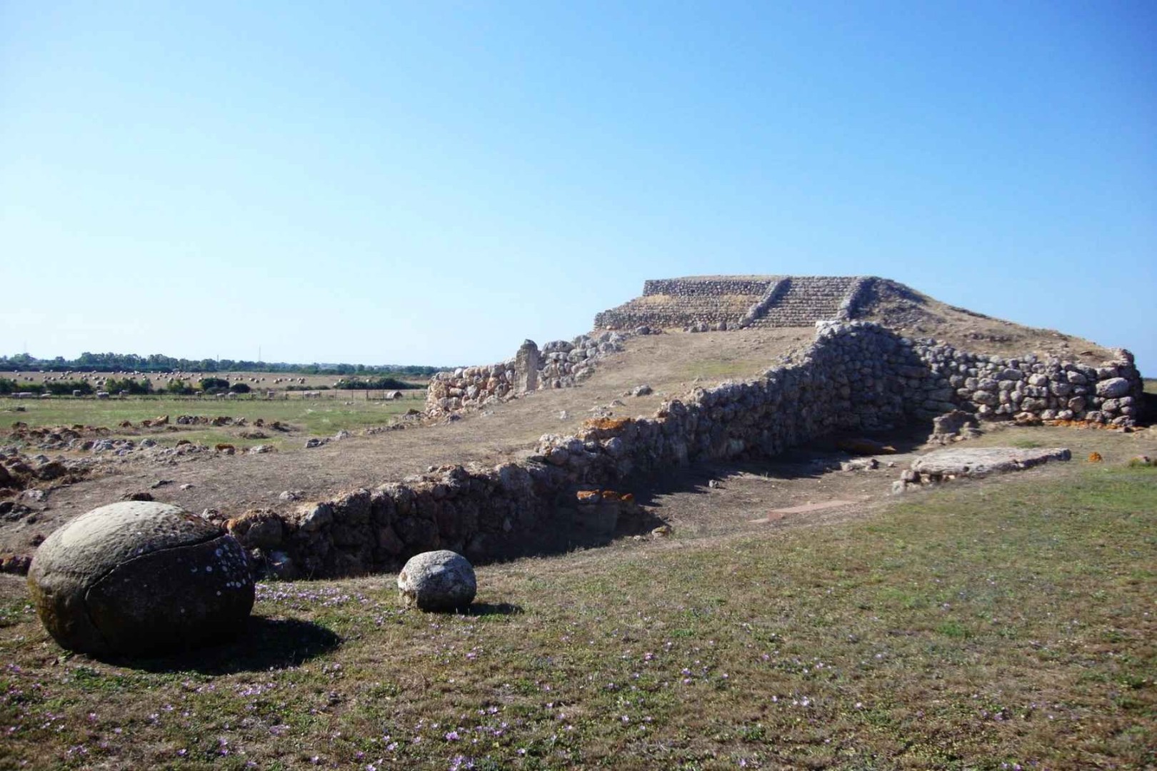 Таинственный сардинский зиккурат в Монте д’Аккодди (Monte d’Accoddi), мегалитическое святилище IV тысячелетия до н.э.