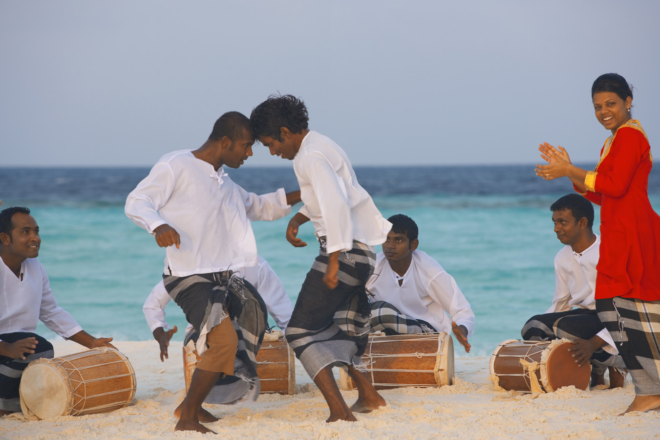 «Боду» – большой, «беру» – барабан на местном языке дивехи. Отсюда и название самого зажигательного танца на Мальдивах. Вы непременно увидите его в День рыбака