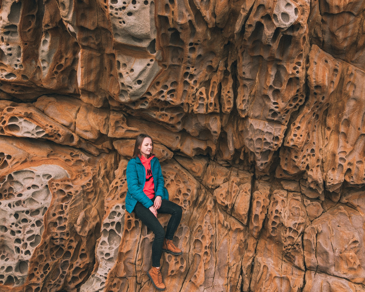 Это не декорация, а самая настоящая скала Тузлух, известная, как Сырная. Большая Алушта, недалеко от поселка Малореченский