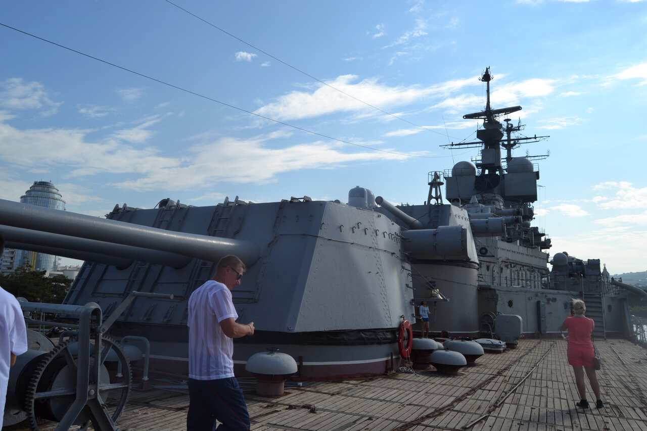 Крейсер «Михаил Кутузов» давно бросил якорь у берегов Новороссийска.