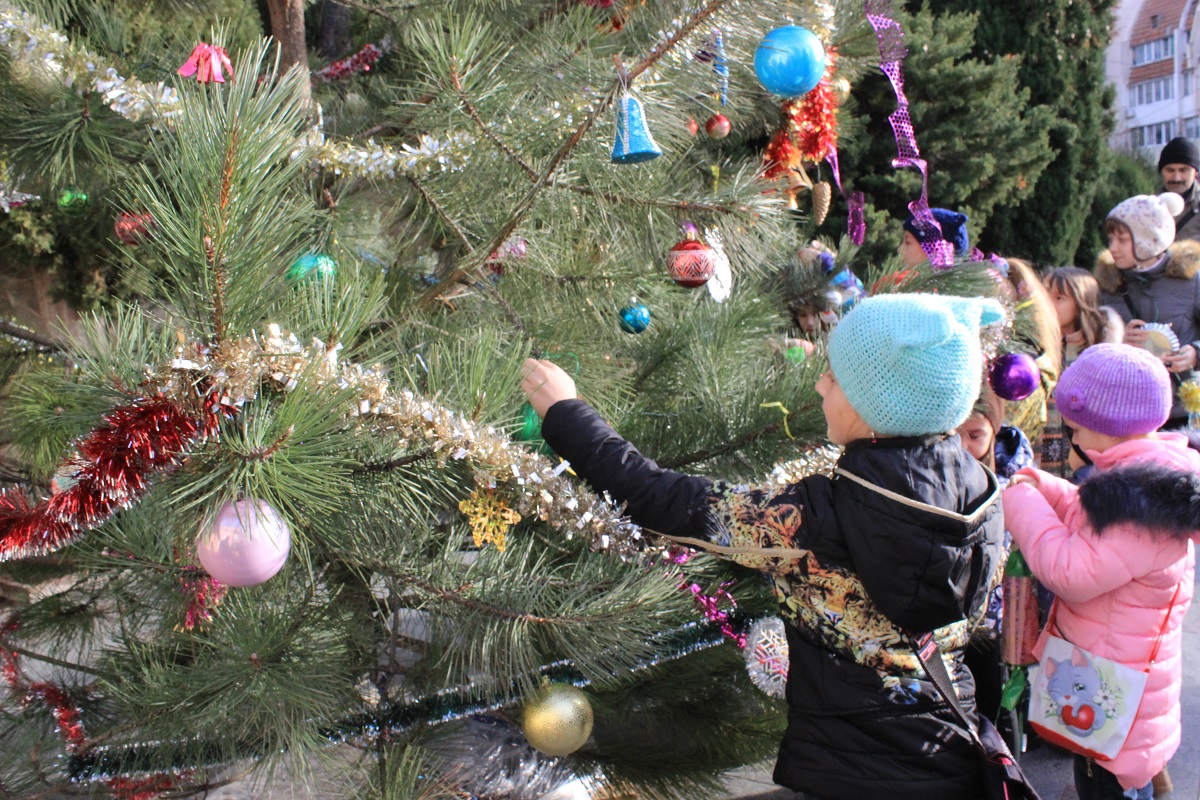 Новогоднюю елку в Гурзуфе дети украшают своими руками