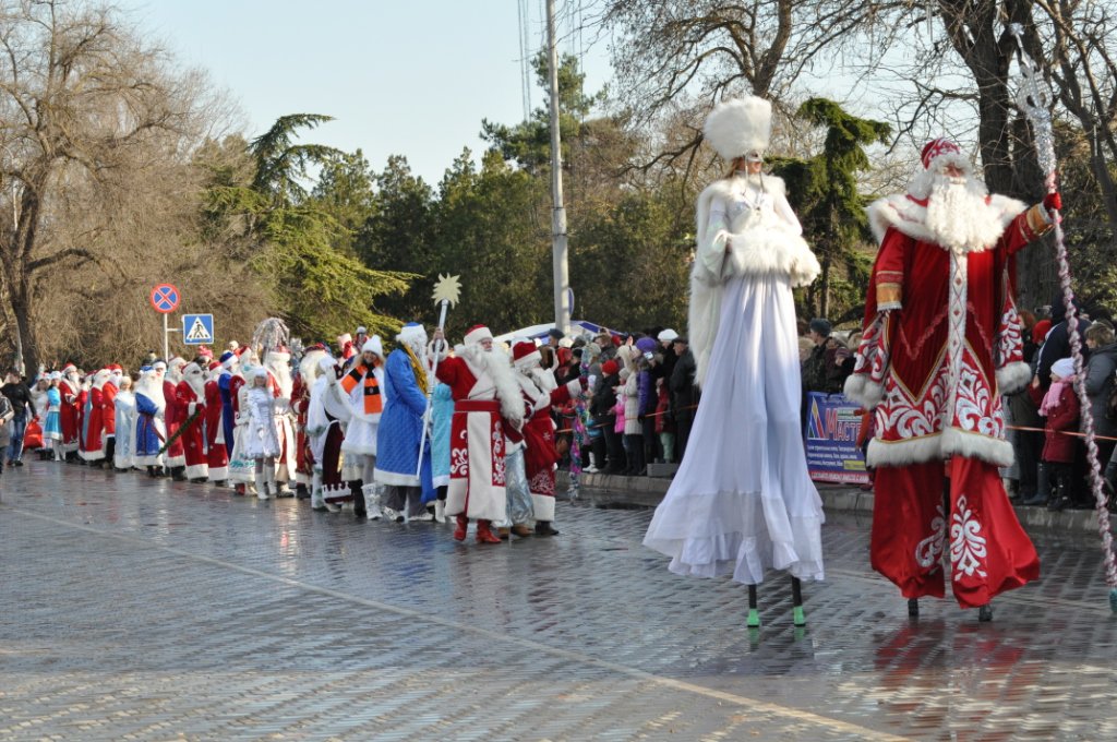 Парад Дедов Морозов – красочный и невероятно позитивный