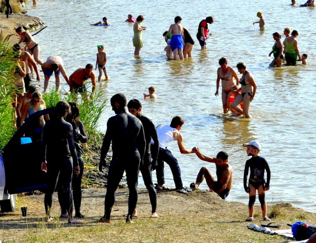 На озере Тамбукан собираются желающие оценить целебный эффект грязей