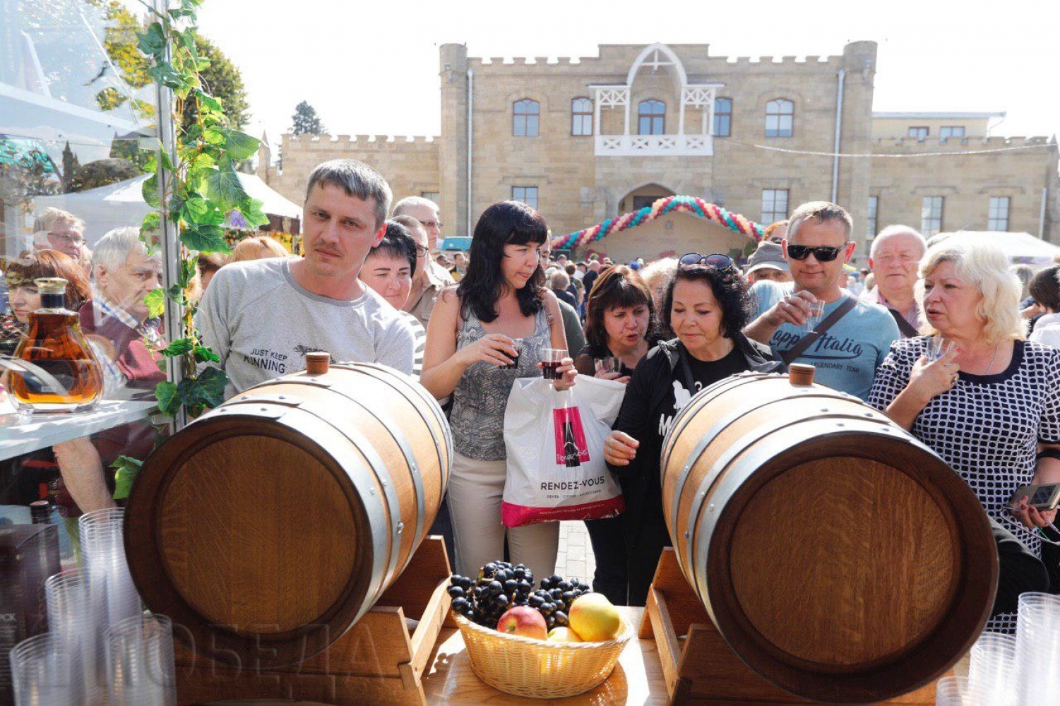 На фестивале молодого вина в Кисловодске собираются желающие отведать напитки домашнего производства