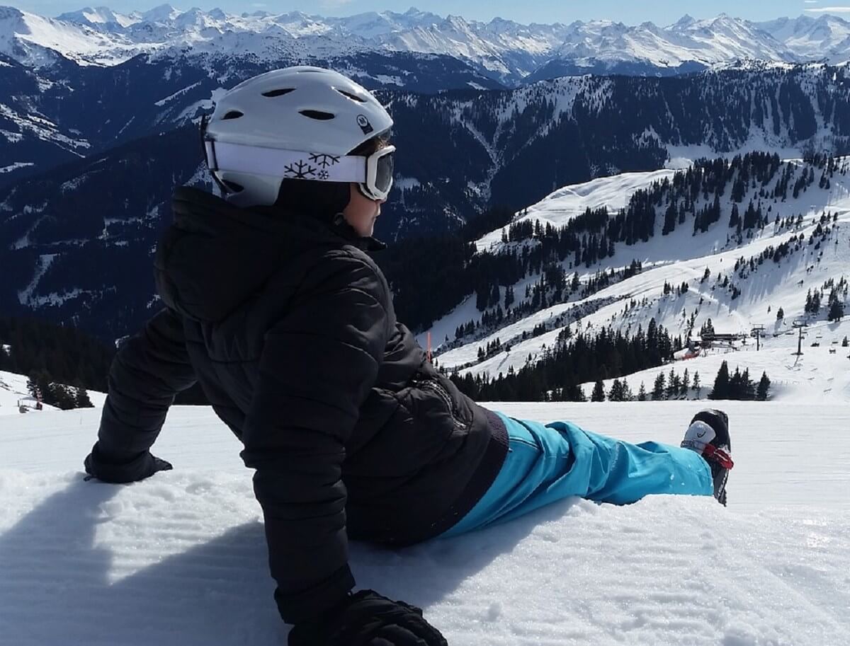 На горных вершинах много снега, так что вполне можно посвятить свой отпуск лыжам и сноубордингу