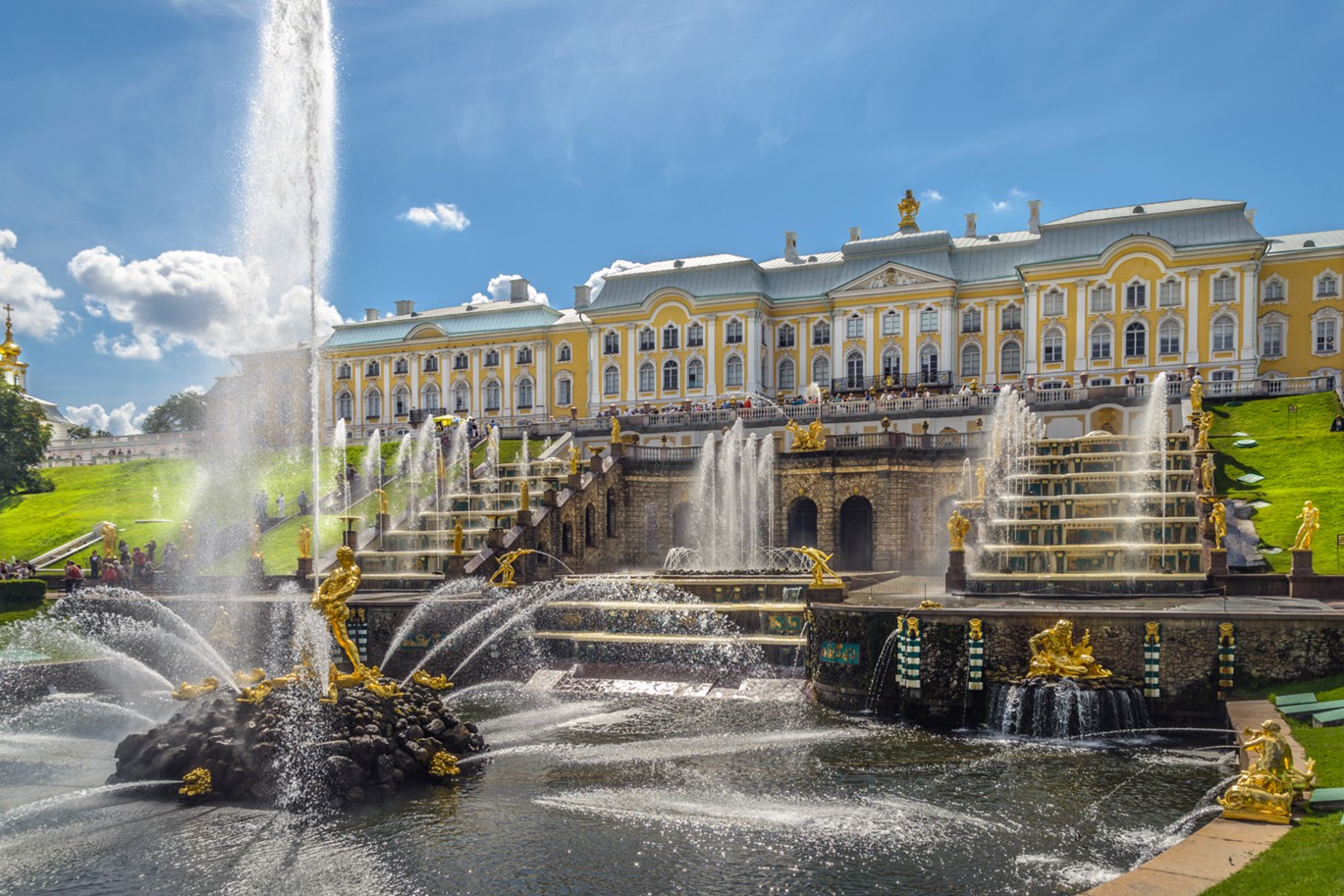 Гулять по парку в Петергофе можно весь день, любуясь его фонтанами и величественными сооружениями