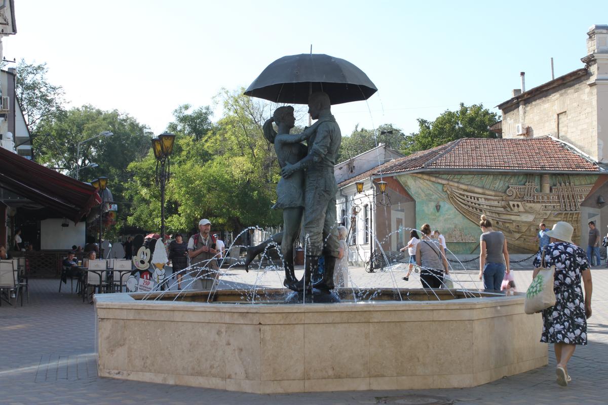 Скульптура «Пара под зонтом», или «Фонтан любви» установлена напротив Дома Александра Грина