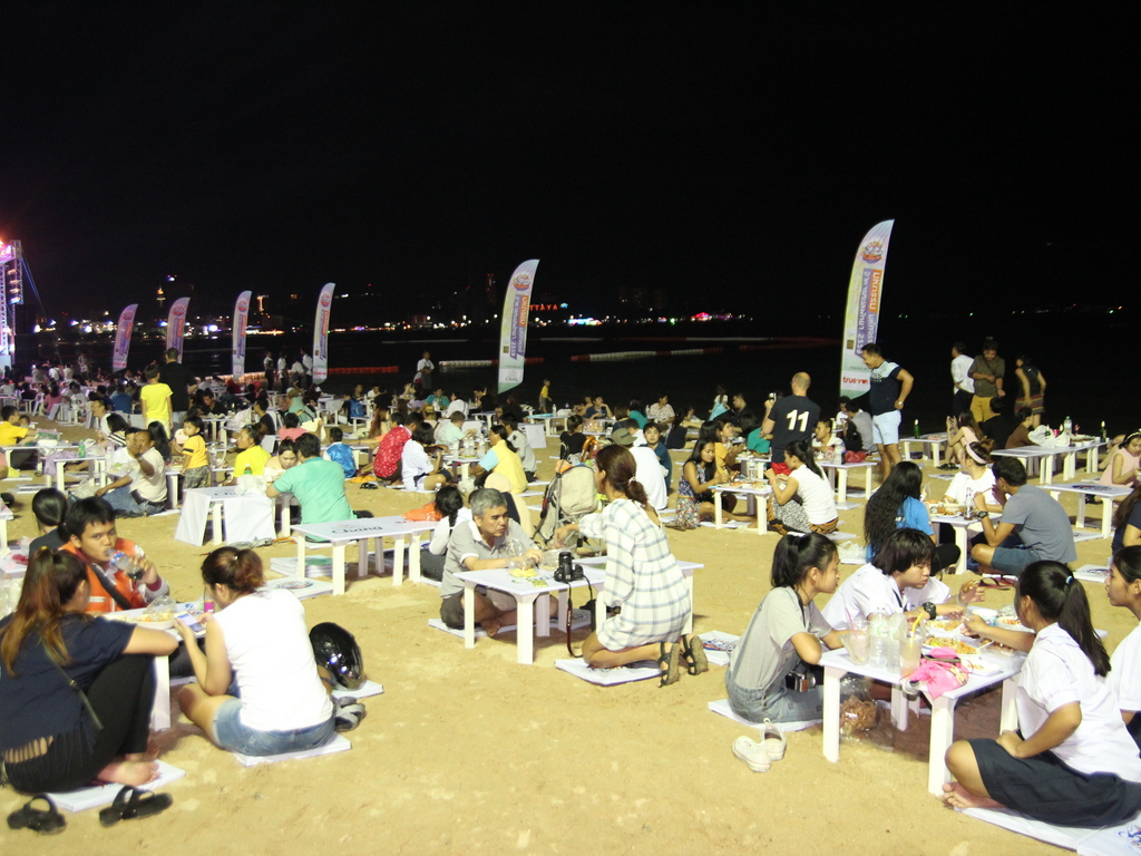 Знаменитый Фестиваль морепродуктов. Еда и музыка прямо на пляже