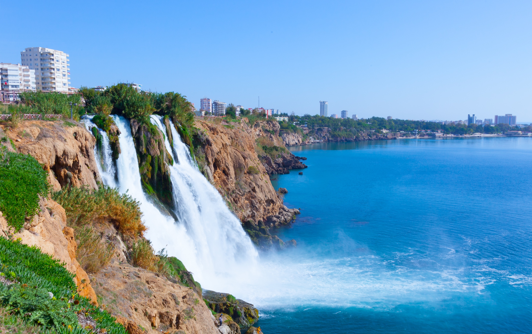 Живописный каскад Дюденских водопадов привлекает желающих сделать оригинальное фото
