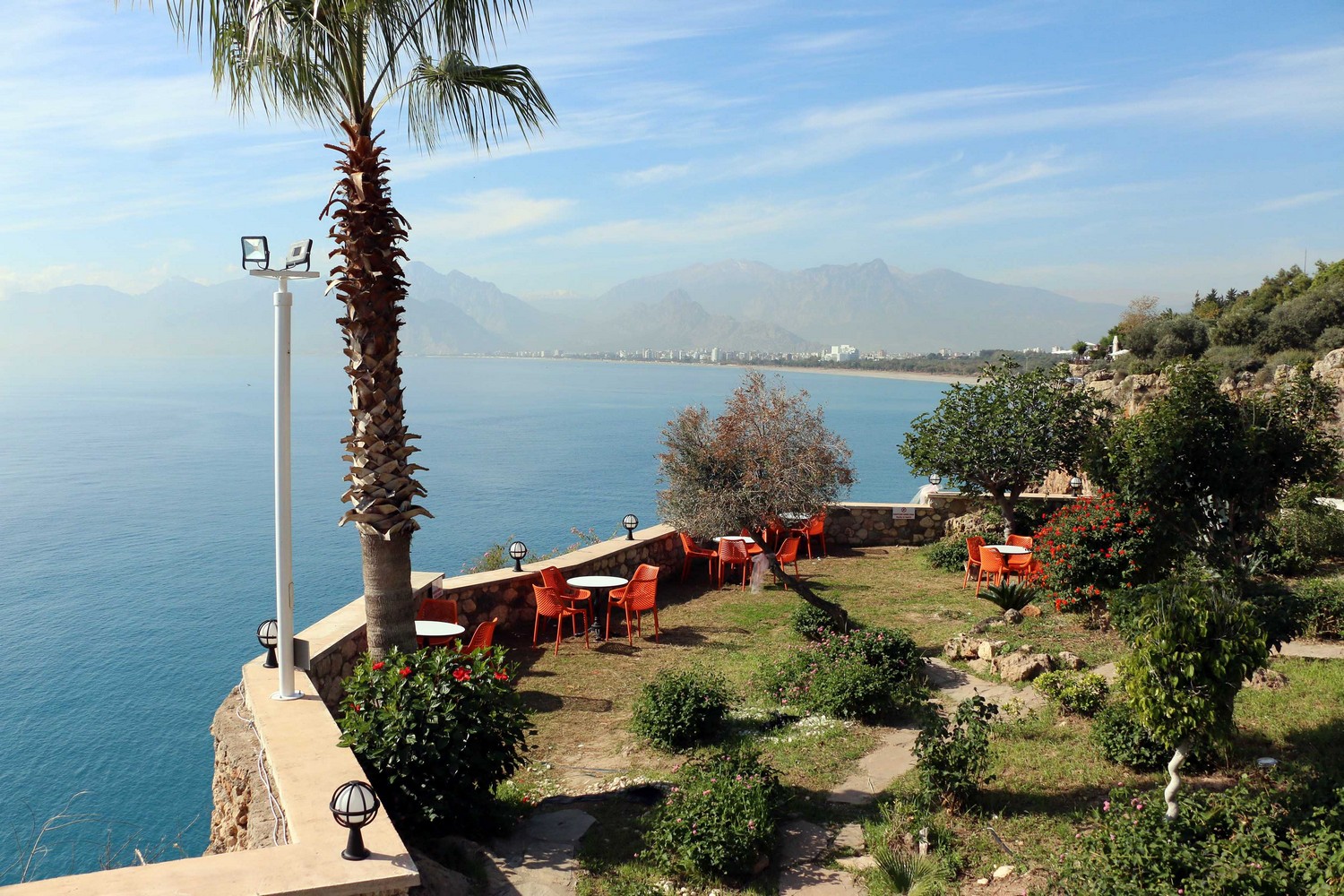 В хорошую погоду можно наслаждаться видом на море в одном из кафе, коих множество в парках Анталии
