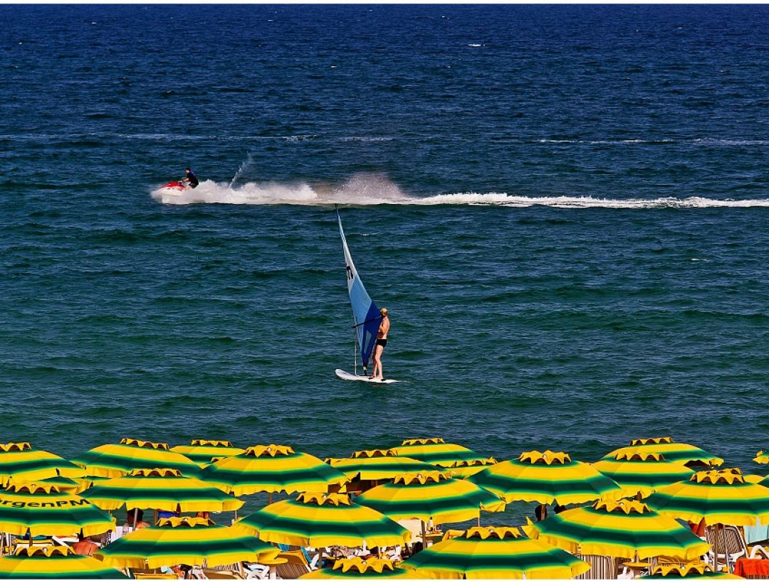 Серфингисты на Золотом пляже рады сентябрьской волне