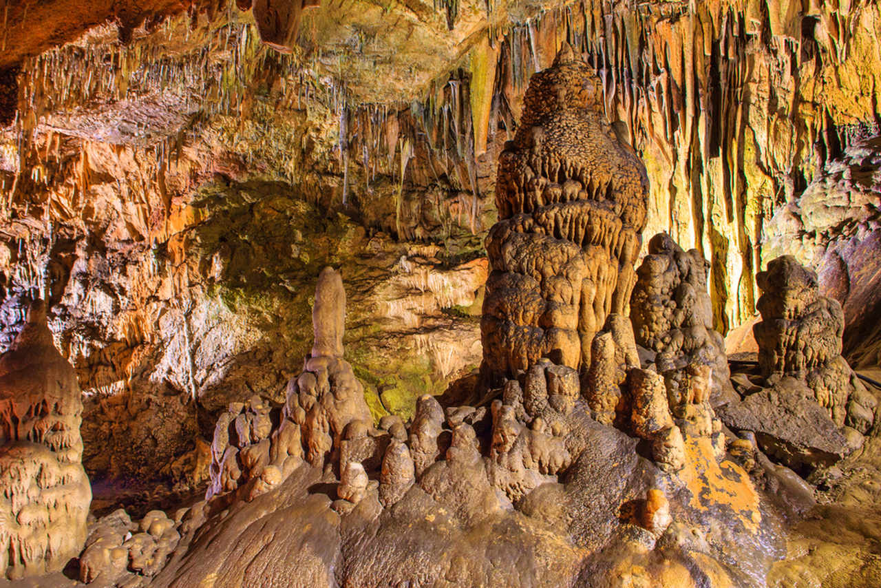 Пока пляжный сезон не открыт, туристы наслаждаются живописными местами Алании. Пещера Дамлаташ