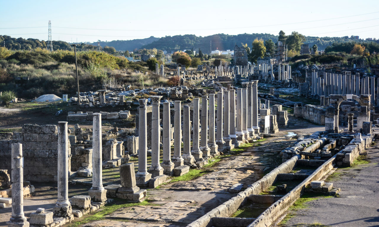 Еще одно место, которое заинтересует любителей древностей, - руины города Перге