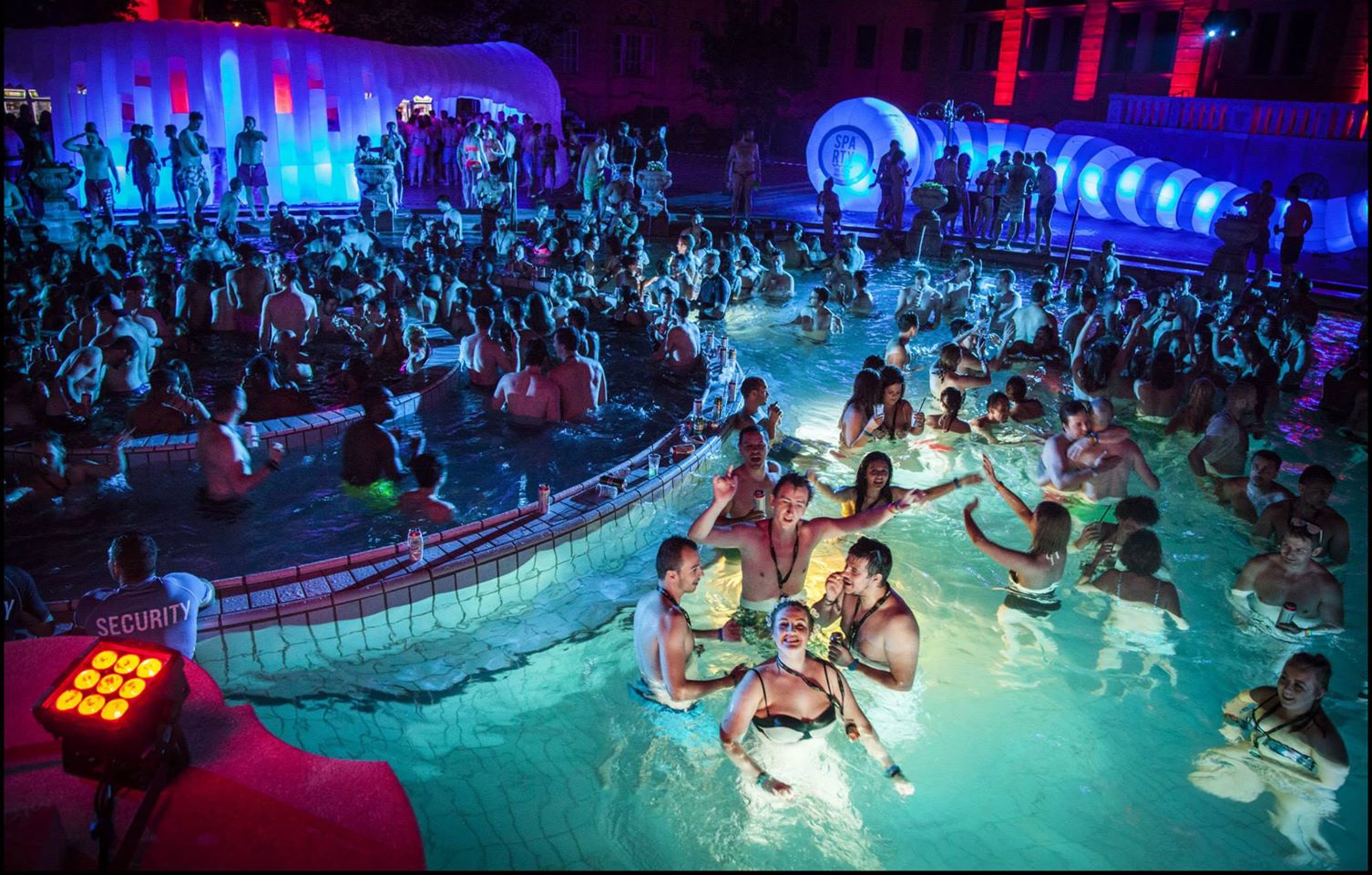 Вечеринка в термальных купальнях Сечени
