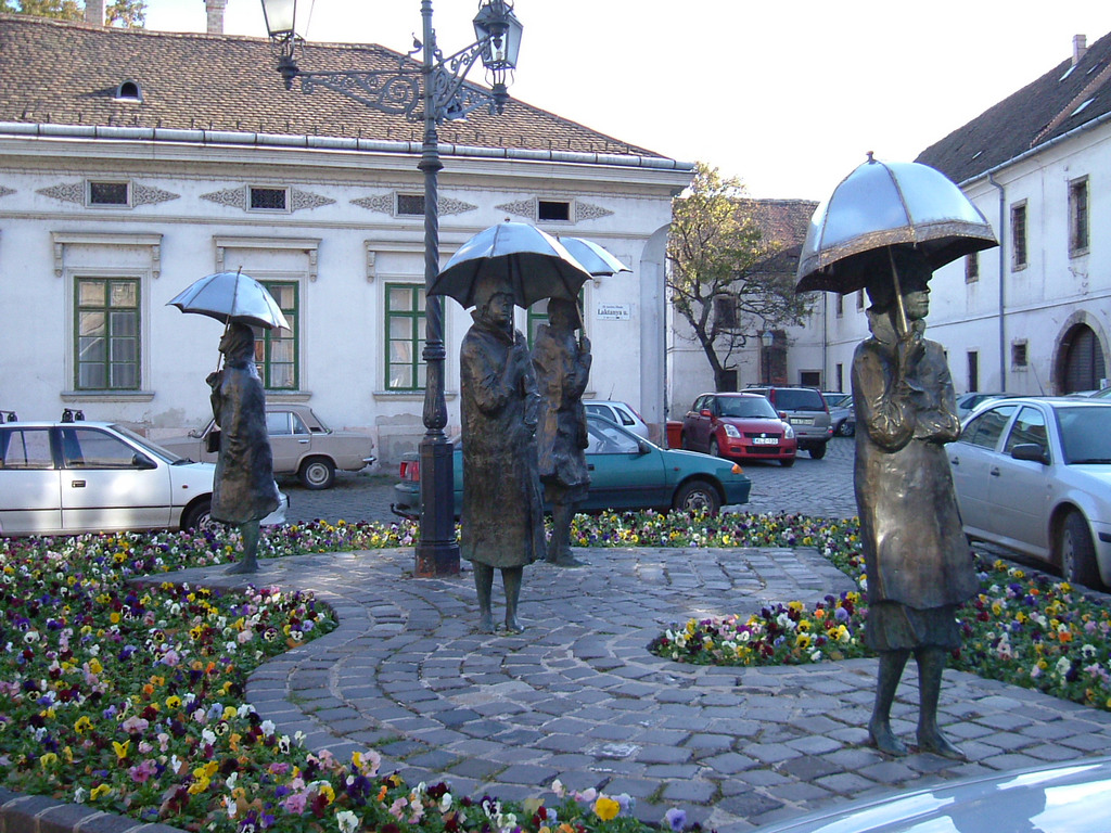 Прежде чем делать селфи с «Гуляющими под дождем», поинтересуйтесь, кого имел в виду их автор скульптор Имре Варга