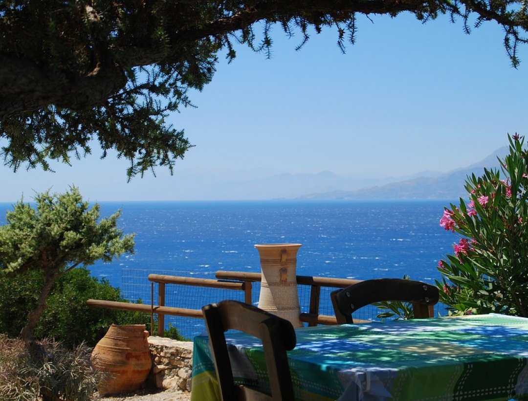 Приглашение к дневной трапезе с видом на море. Скромное убранство на фоне роскошного критского пейзажа.