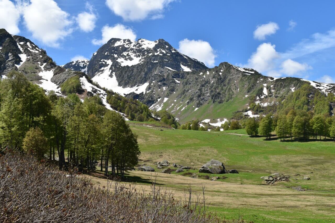 Перевал Пыв – первая точка пешего туристического маршрута. С высоты более 2 км открываются шикарные виды на альпийские луга и семь высокогорных озер