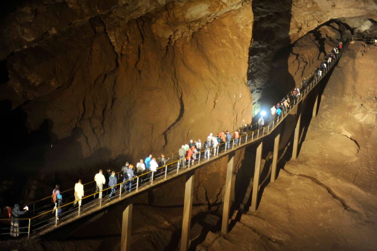 Маленькие вагончики доставляют туристов в новоафонскую пещеру. Здесь всего +14°С, поэтому стоит взять с собой теплые вещи