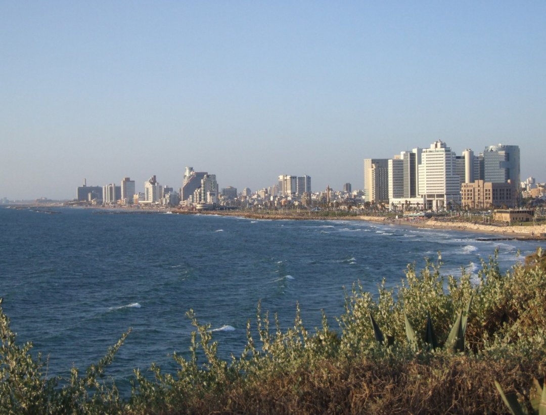 В Тель-Авиве, который со стороны так спокоен, жизнь кипит круглые сутки. Город дискотек и молодежных тусовок