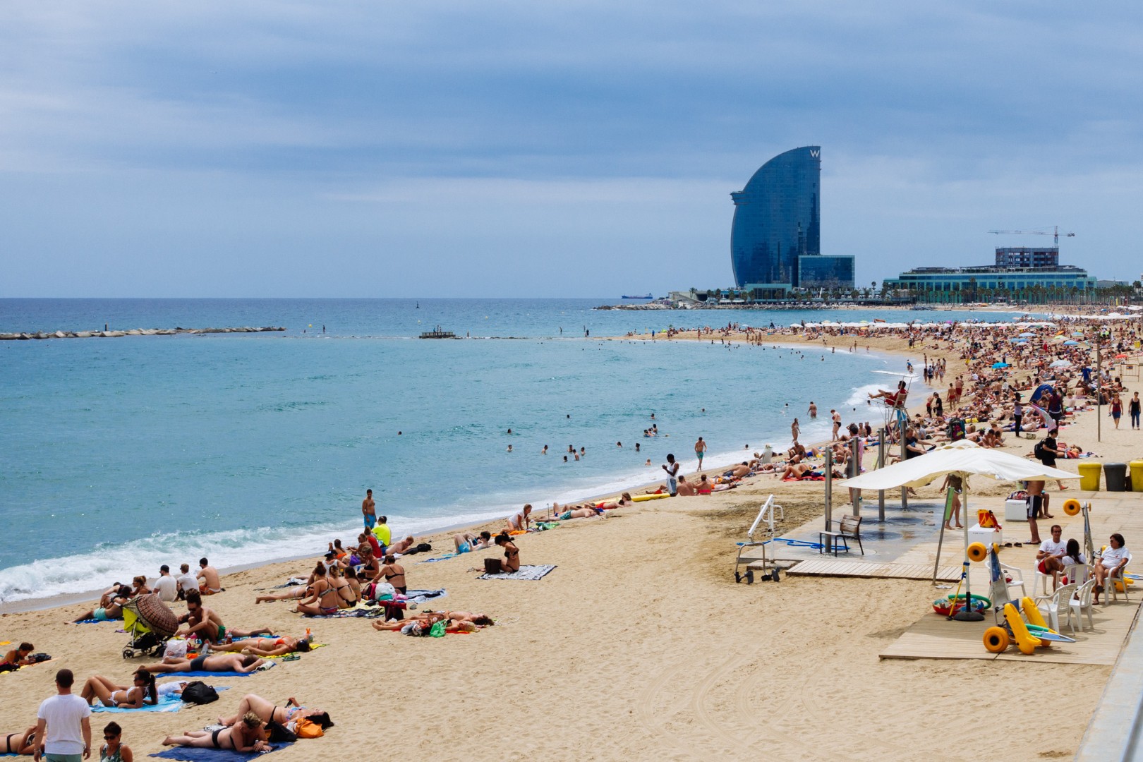 В июле туристу место – на пляже Барселонета