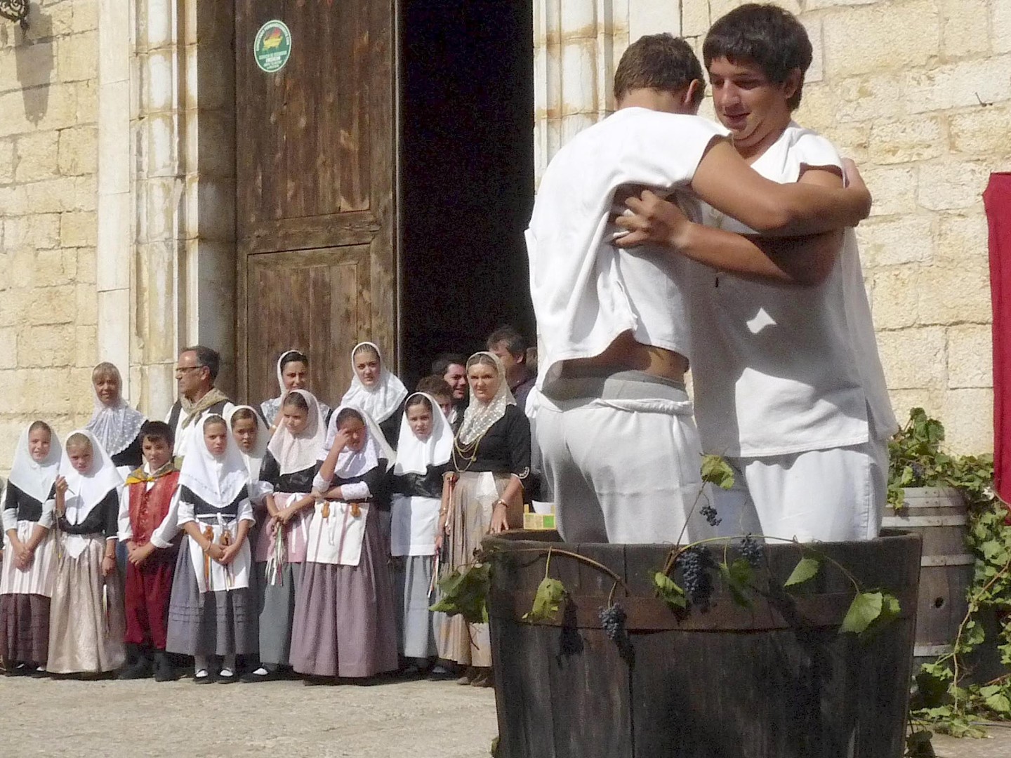 Festa des Vermar в деревне Биниссалем.Участники виноградной битвы в белых одеждах