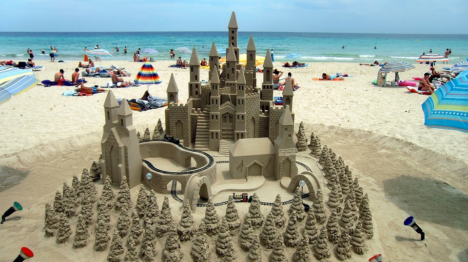 Песочный замок на пляже Майорки