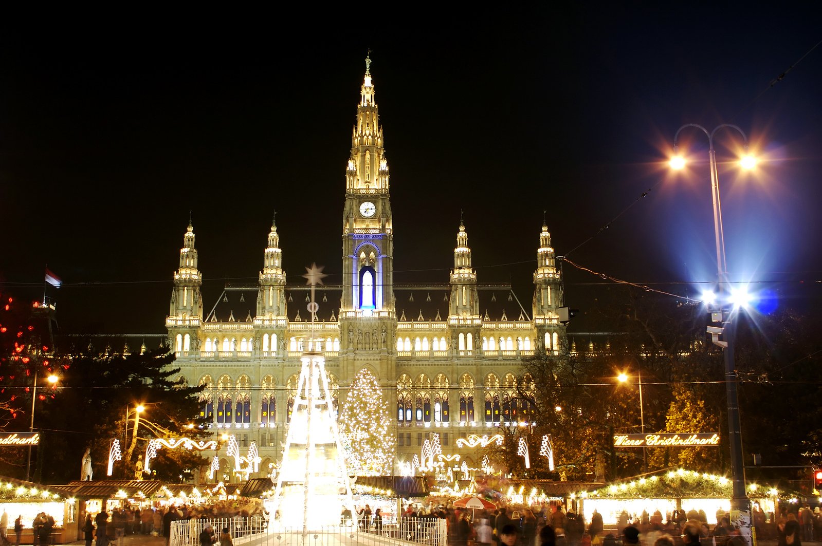 Рождественская ярмарка возле Венской ратуши – старейшая в Европе. Традиция ее проводить зародилась в 1298 году.