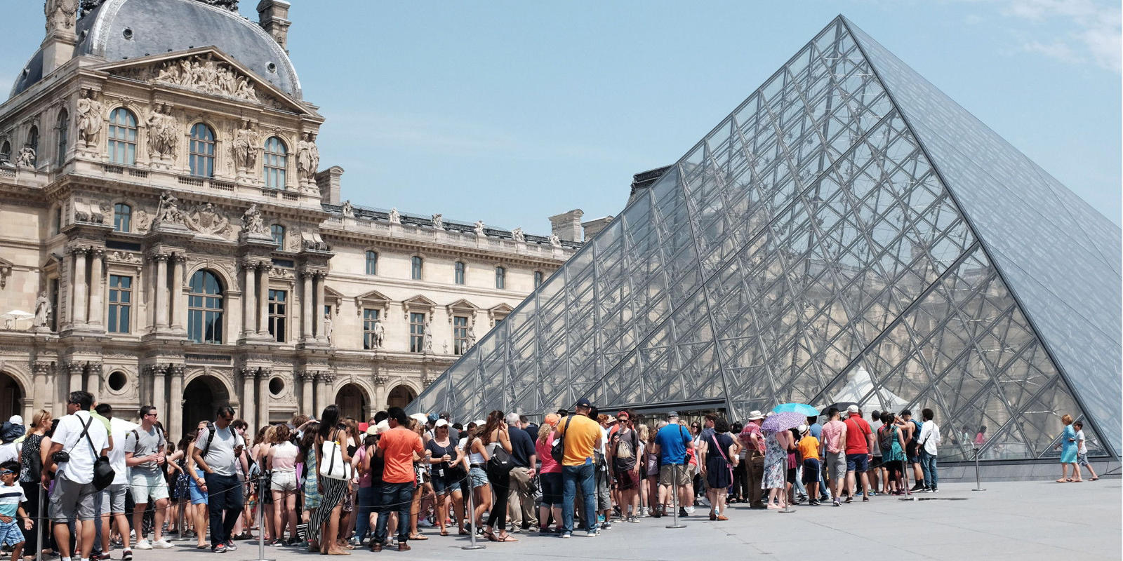 Частные экскурсии и гиды – это возможность попасть в Лувр или Колизей без очереди.