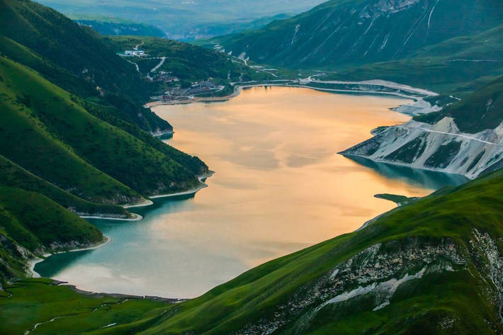 Горное озеро Кезеной-Ам восхищает кристально чистой водой.