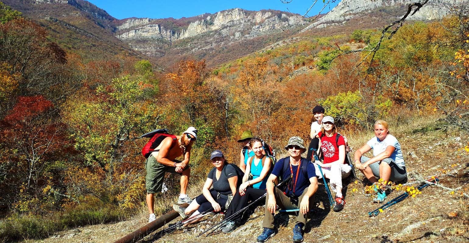 Поход в горы небольшой группой – такой отпуск в ноябре запомнится каждому (Фото: ezotour.com)