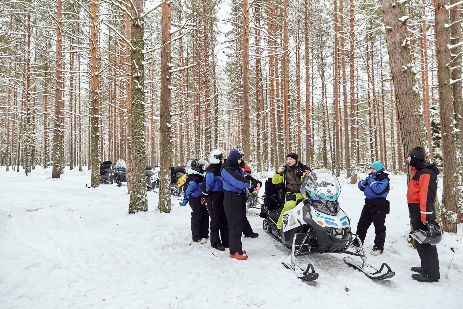На снегоходах по карельской земле. (Фото: stella-karelia.ru)