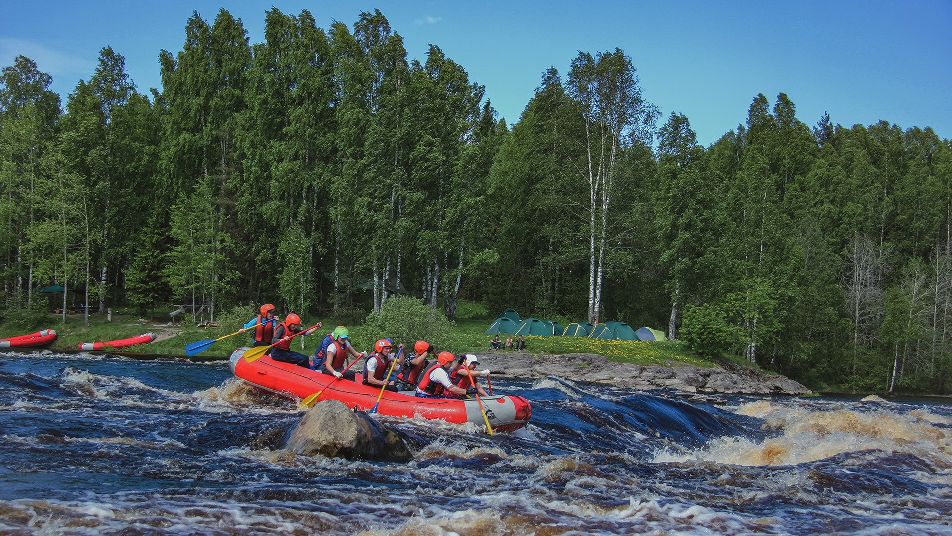 Сплав на рафтах – отличный способ зарядиться эмоциями. (Фото: adventurity.com)