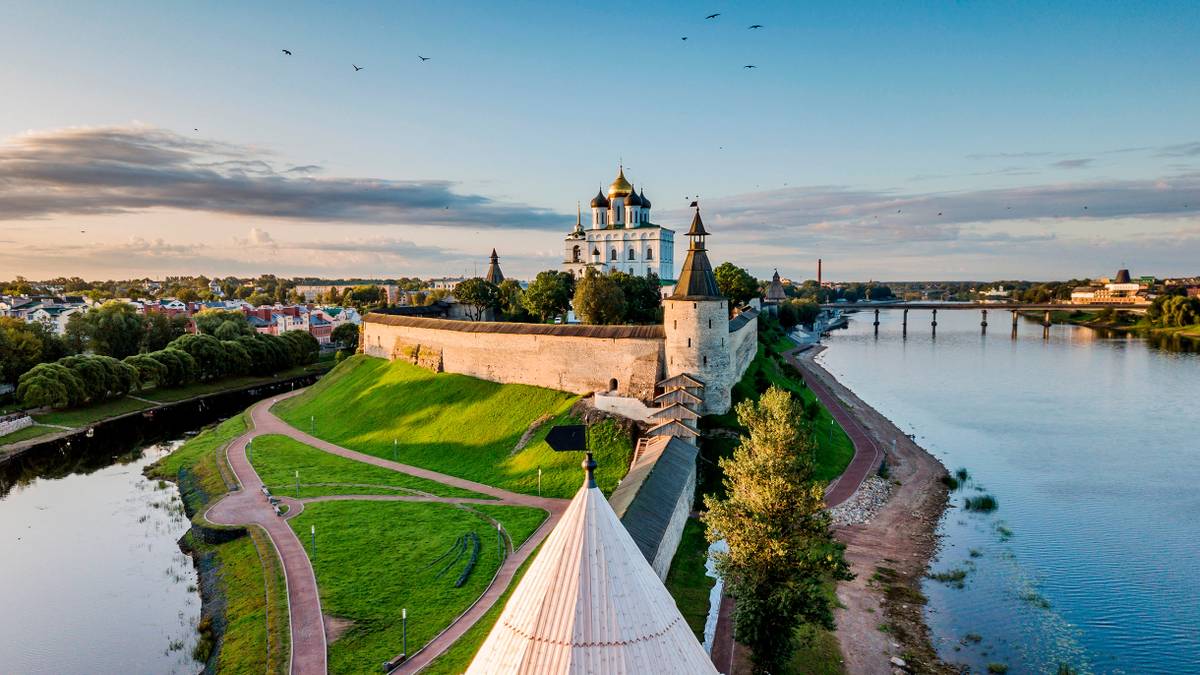 Древний Псков идеально подходит для экскурсионного формата путешествий по городам России. (Фото: journal.tinkoff.ru)