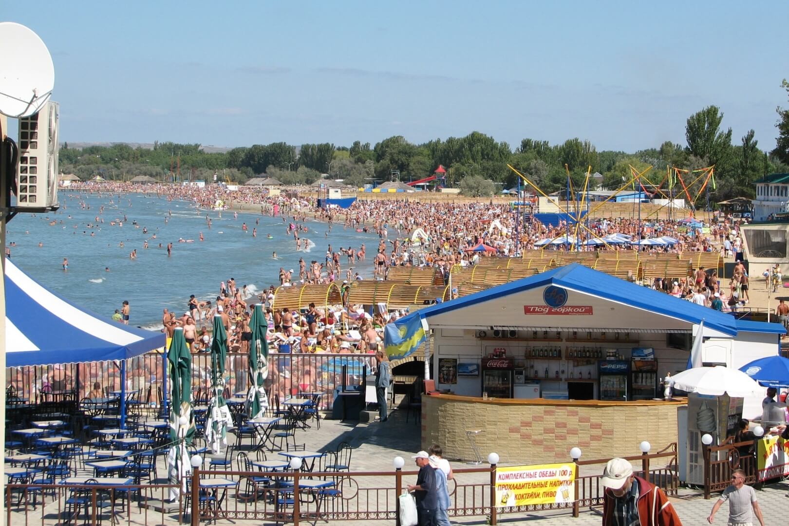 Жара в июле и частенько цветущее Черное море не отпугивают туристов – на пляжах в Анапе каждый год аншлаг. (Фото: regnum.ru)