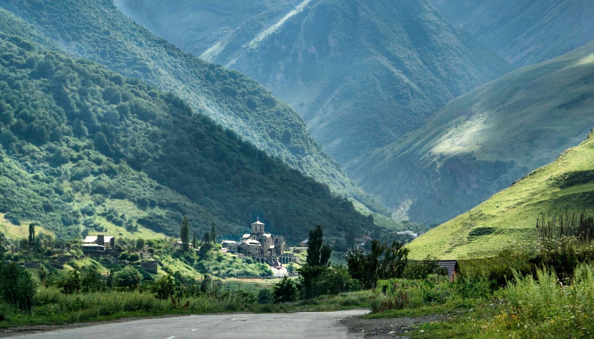 Живописные локации Северной Осетии, расположенной в горах Кавказа, очаруют каждого туриста. (Фото: tripler.ru)