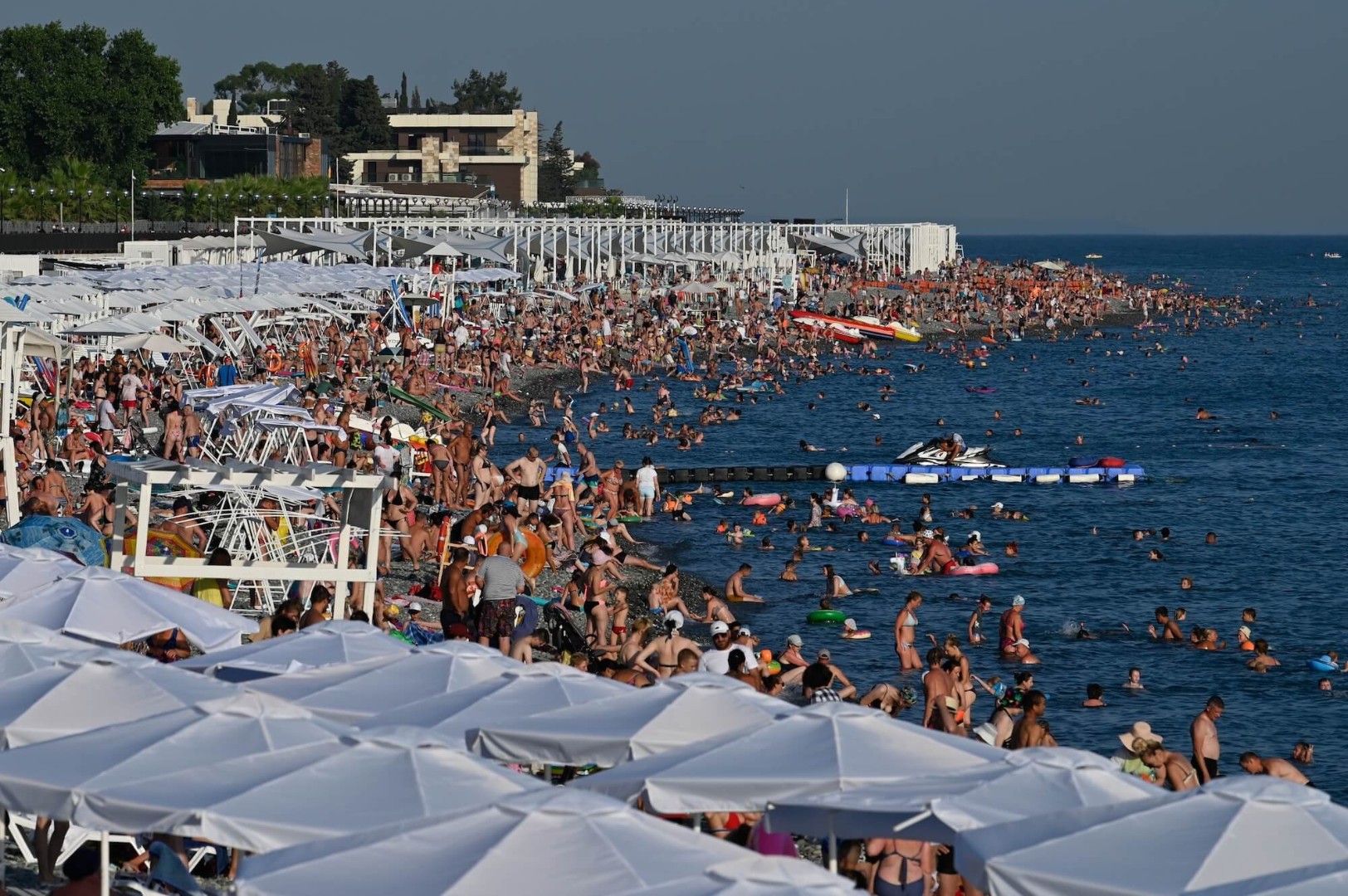 Туристы на пляжах Сочи 2021