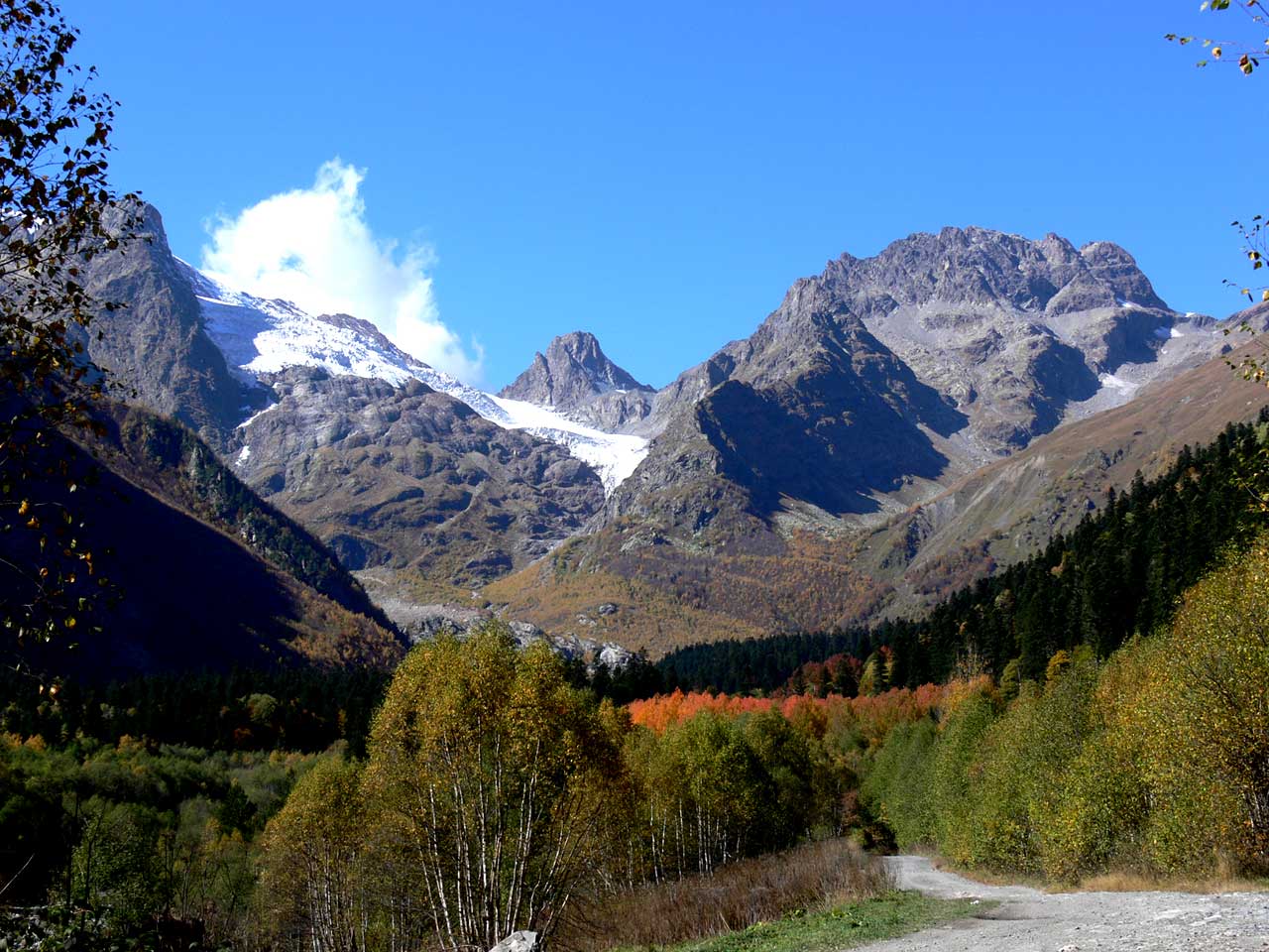 Красивый уголок Кавказа привлекает не только величеством гор, но и многообразием лечебных факторов. (Фото: lady.mail.ru)